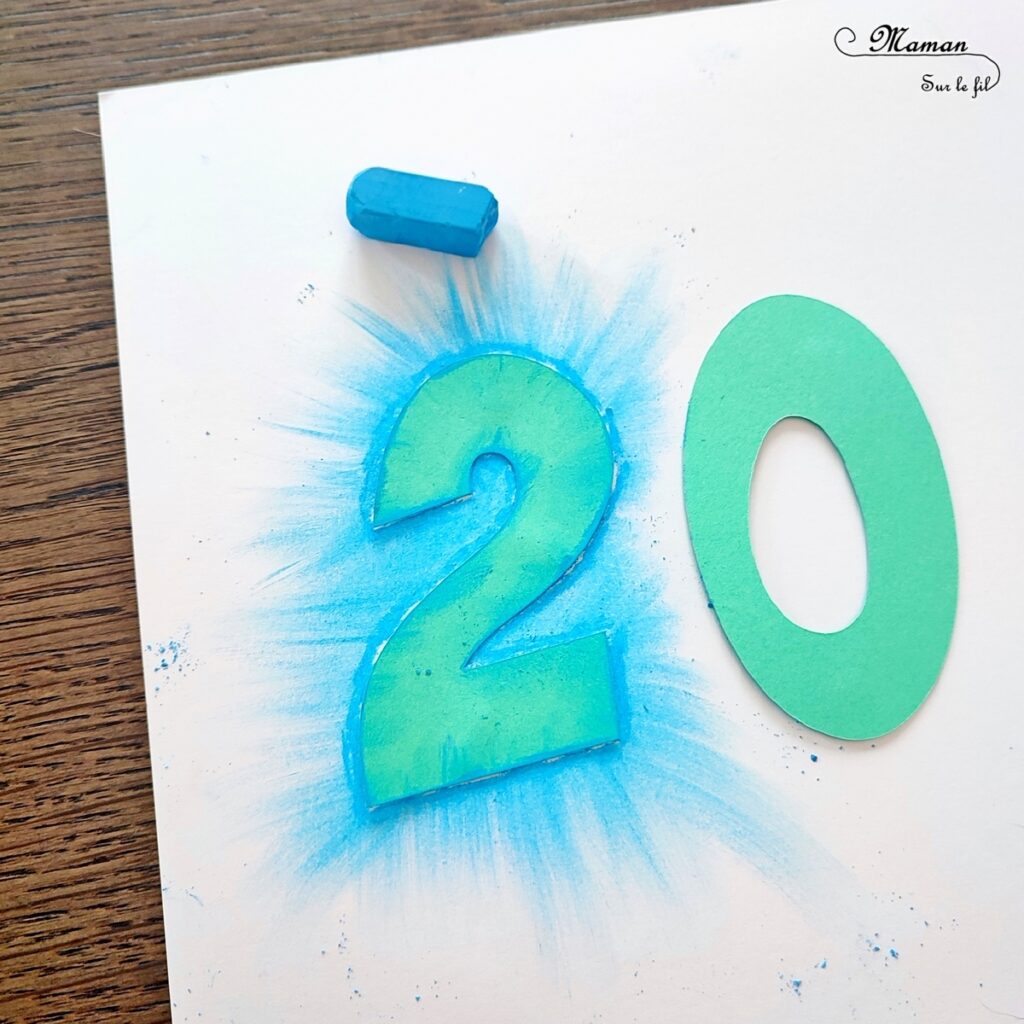 Créer une carte pour fêter une bonne année 2024 avec des pastels étalés : activité créative et manuelle enfants - Bricolage facile et rapide de cartes DIY - Carte de voeux fait maison - Découpage et technique des pastels secs étalés aux doigts pour un effet lumineux et coloré - Arts visuels et Bricolage maternelle ou élémentaire (cycles 1 et 2) - Thème Nouvelle année, bonne année, nouvel an - Créativité - tutoriel photos - mslf