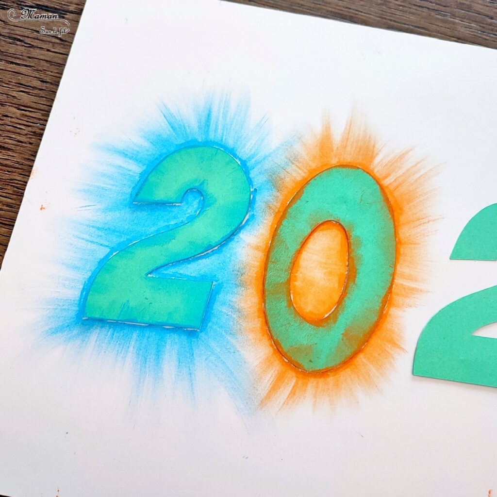 Créer une carte pour fêter une bonne année 2024 avec des pastels étalés : activité créative et manuelle enfants - Bricolage facile et rapide de cartes DIY - Carte de voeux fait maison - Découpage et technique des pastels secs étalés aux doigts pour un effet lumineux et coloré - Arts visuels et Bricolage maternelle ou élémentaire (cycles 1 et 2) - Thème Nouvelle année, bonne année, nouvel an - Créativité - tutoriel photos - mslf