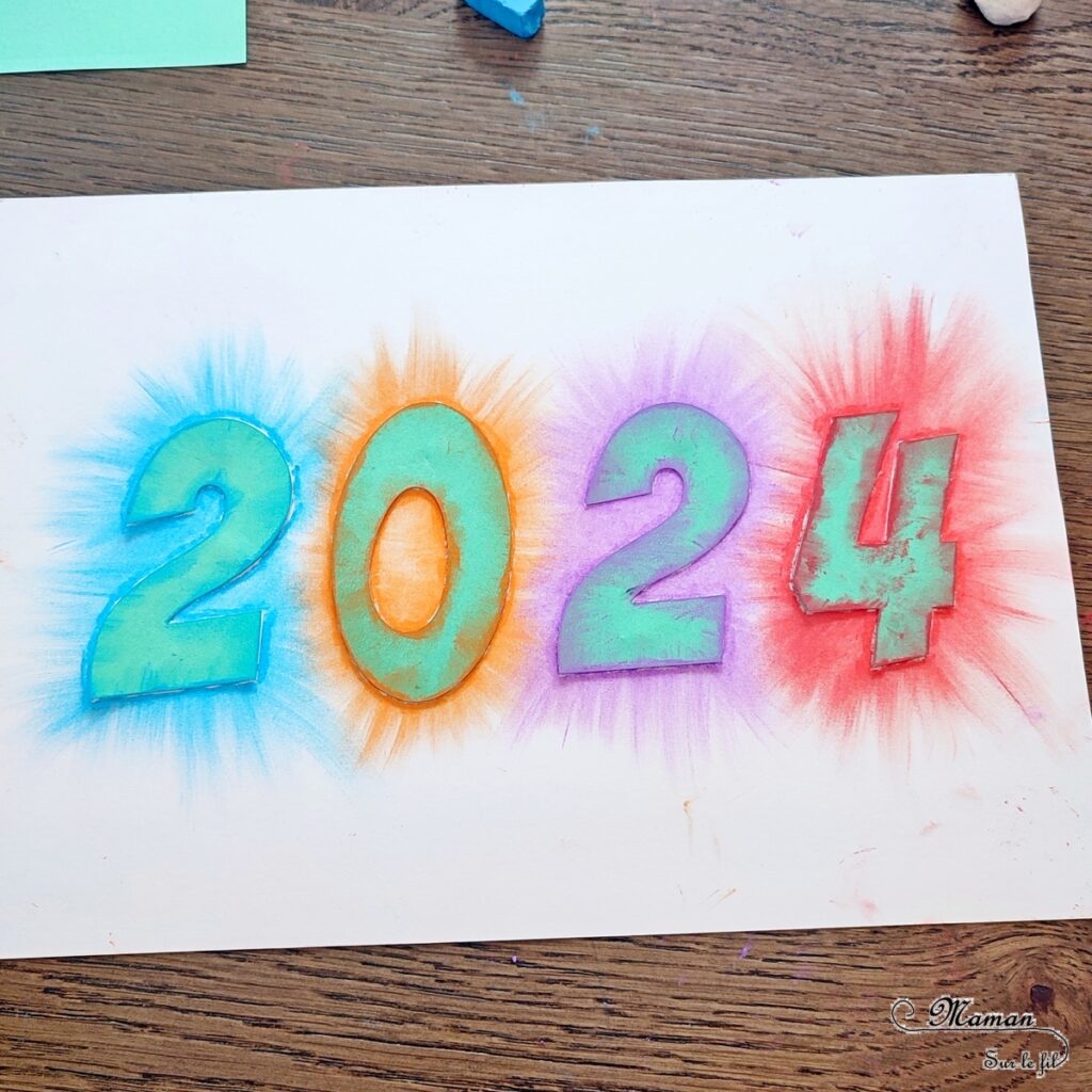 Créer une carte pour fêter une bonne année 2024 avec des pastels étalés : activité créative et manuelle enfants - Bricolage facile et rapide de cartes DIY - Carte de voeux fait maison - Découpage et technique des pastels secs étalés aux doigts pour un effet lumineux et coloré - Arts visuels et Bricolage maternelle ou élémentaire (cycles 1 et 2) - Thème Nouvelle année, bonne année, nouvel an - Créativité - tutoriel photos - mslf