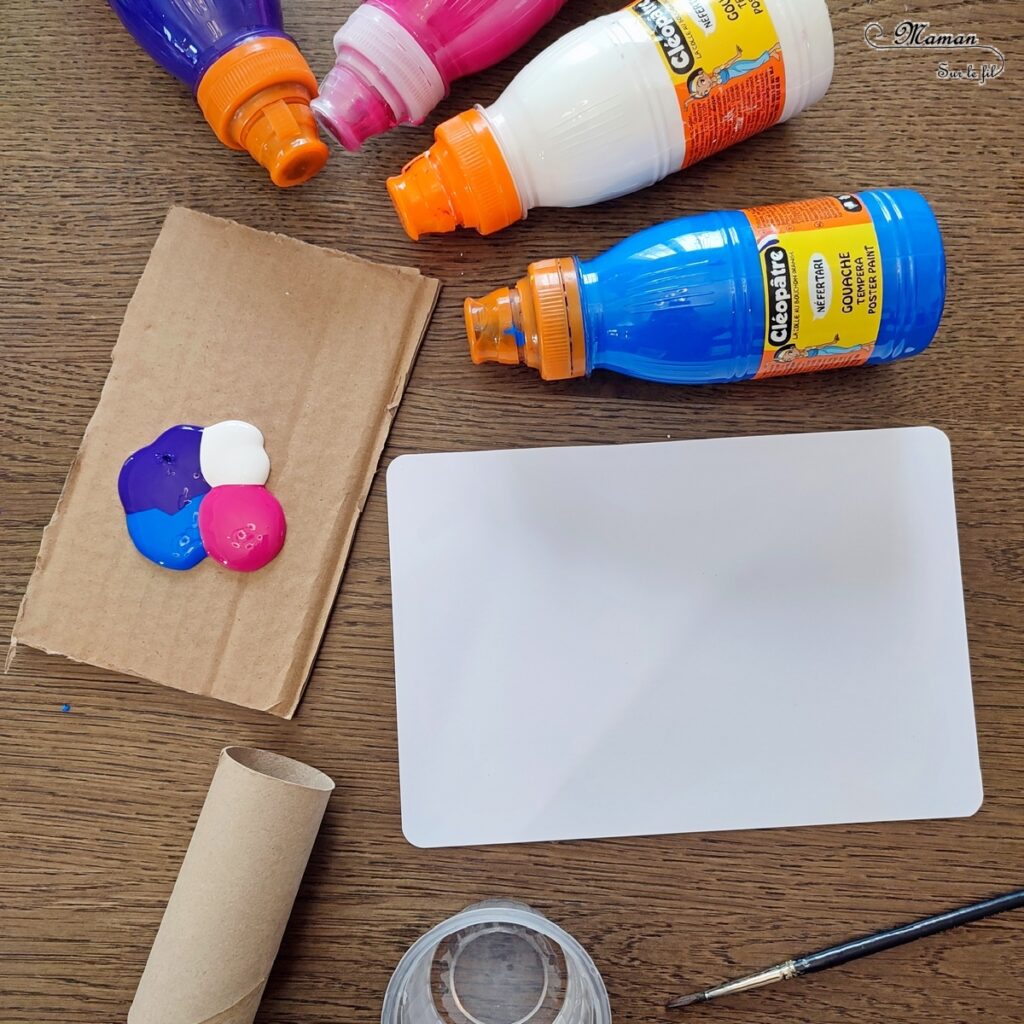 Activité créative et manuelle enfants - Peindre des boules de Noël Effet bulles avec peinture et eau - Technique de peinture récup' effet aquarelle - Recyclage et surcyclage de rouleaux de papier toilette en carton - Dessin et graphismes argentés - Carte de voeux - Arts visuels - Bricolage - Thème Hiver, Noël - Bricolage facile et rapide - Arts visuels et atelier Maternelle et élémentaire - Créativité - Cycle 1 ou 2 - tutoriel photos - mslf