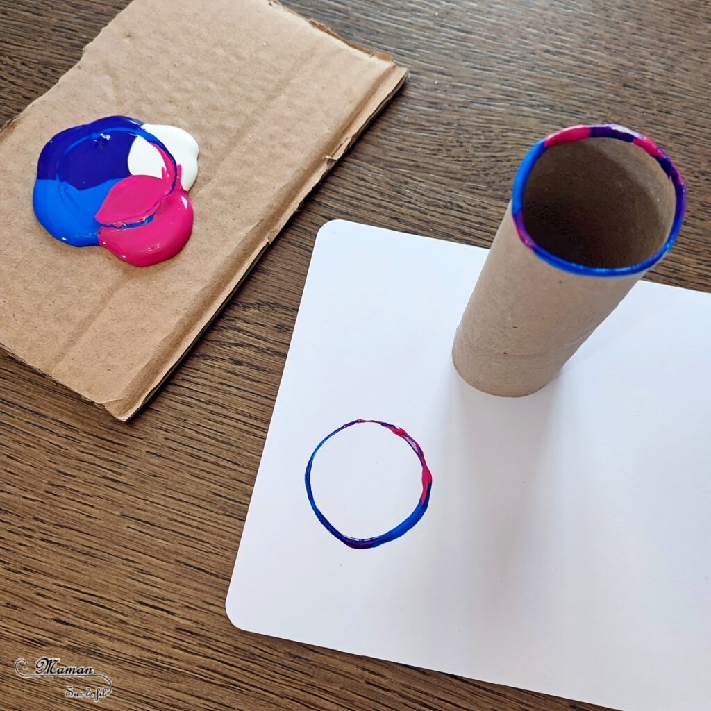 Activité créative et manuelle enfants - Peindre des boules de Noël Effet bulles avec peinture et eau - Technique de peinture récup' effet aquarelle - Recyclage et surcyclage de rouleaux de papier toilette en carton - Dessin et graphismes argentés - Carte de voeux - Arts visuels - Bricolage - Thème Hiver, Noël - Bricolage facile et rapide - Arts visuels et atelier Maternelle et élémentaire - Créativité - Cycle 1 ou 2 - tutoriel photos - mslf