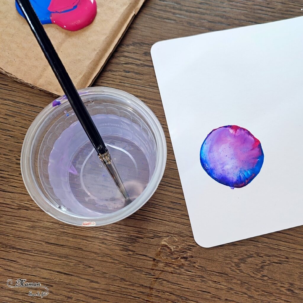 Activité créative et manuelle enfants - Peindre des boules de Noël Effet bulles avec peinture et eau - Technique de peinture récup' effet aquarelle - Recyclage et surcyclage de rouleaux de papier toilette en carton - Dessin et graphismes argentés - Carte de voeux - Arts visuels - Bricolage - Thème Hiver, Noël - Bricolage facile et rapide - Arts visuels et atelier Maternelle et élémentaire - Créativité - Cycle 1 ou 2 - tutoriel photos - mslf