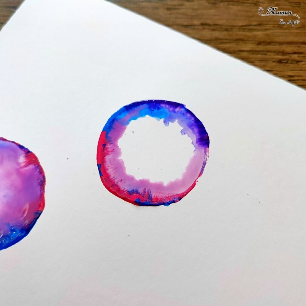 Activité créative et manuelle enfants - Peindre des boules de Noël Effet bulles avec peinture et eau - Technique de peinture récup' effet aquarelle - Recyclage et surcyclage de rouleaux de papier toilette en carton - Dessin et graphismes argentés - Carte de voeux - Arts visuels - Bricolage - Thème Hiver, Noël - Bricolage facile et rapide - Arts visuels et atelier Maternelle et élémentaire - Créativité - Cycle 1 ou 2 - tutoriel photos - mslf