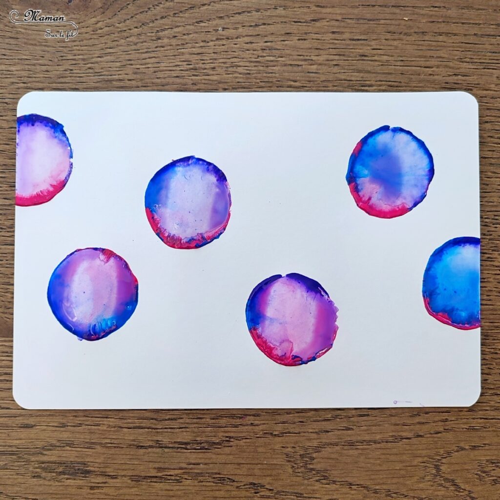 Activité créative et manuelle enfants - Peindre des boules de Noël Effet bulles avec peinture et eau - Technique de peinture récup' effet aquarelle - Recyclage et surcyclage de rouleaux de papier toilette en carton - Dessin et graphismes argentés - Carte de voeux - Arts visuels - Bricolage - Thème Hiver, Noël - Bricolage facile et rapide - Arts visuels et atelier Maternelle et élémentaire - Créativité - Cycle 1 ou 2 - tutoriel photos - mslf