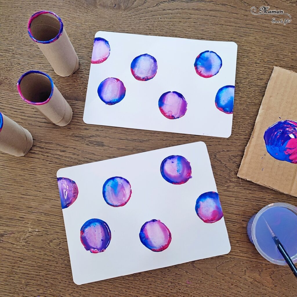 Activité créative et manuelle enfants - Peindre des boules de Noël Effet bulles avec peinture et eau - Technique de peinture récup' effet aquarelle - Recyclage et surcyclage de rouleaux de papier toilette en carton - Dessin et graphismes argentés - Carte de voeux - Arts visuels - Bricolage - Thème Hiver, Noël - Bricolage facile et rapide - Arts visuels et atelier Maternelle et élémentaire - Créativité - Cycle 1 ou 2 - tutoriel photos - mslf