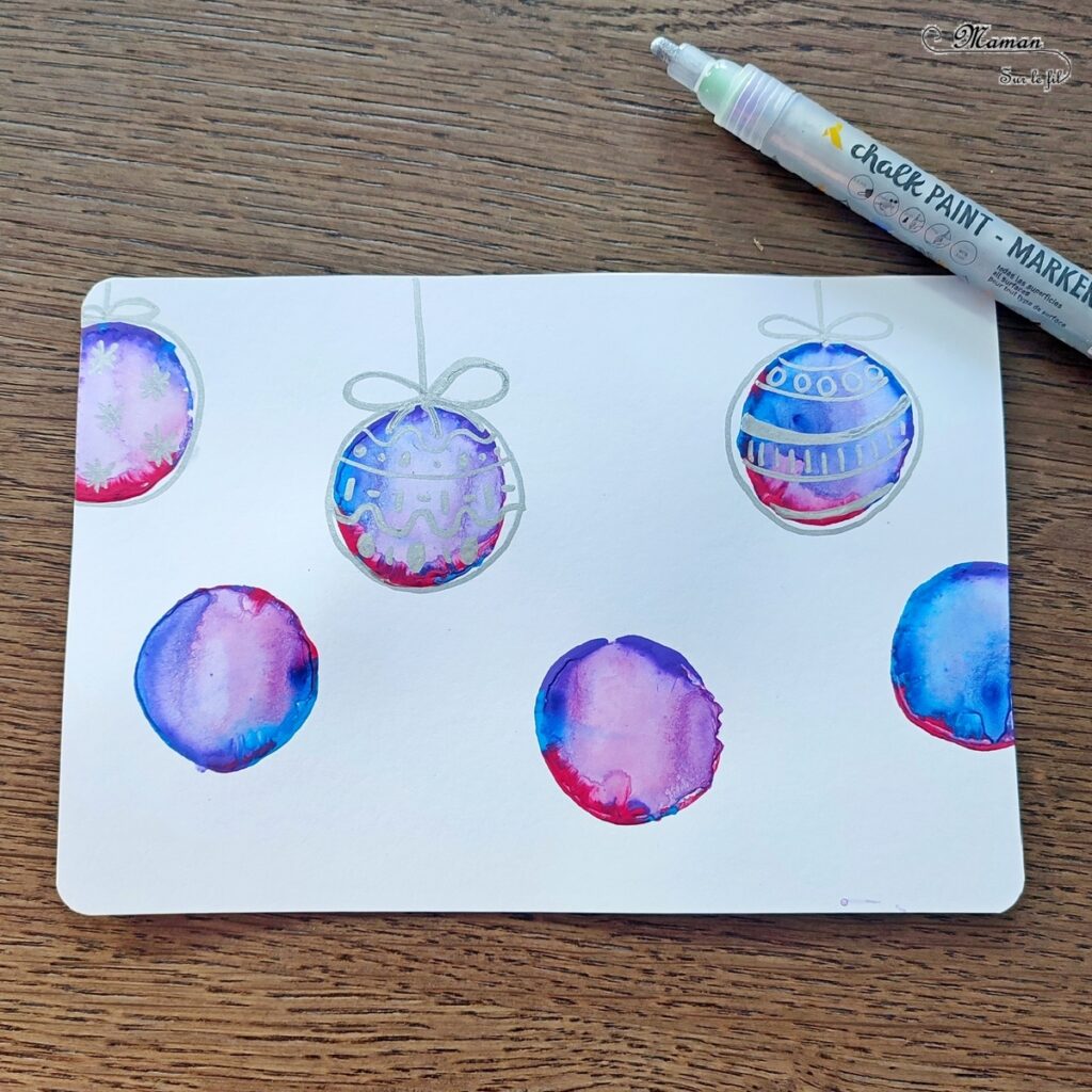 Activité créative et manuelle enfants - Peindre des boules de Noël Effet bulles avec peinture et eau - Technique de peinture récup' effet aquarelle - Recyclage et surcyclage de rouleaux de papier toilette en carton - Dessin et graphismes argentés - Carte de voeux - Arts visuels - Bricolage - Thème Hiver, Noël - Bricolage facile et rapide - Arts visuels et atelier Maternelle et élémentaire - Créativité - Cycle 1 ou 2 - tutoriel photos - mslf