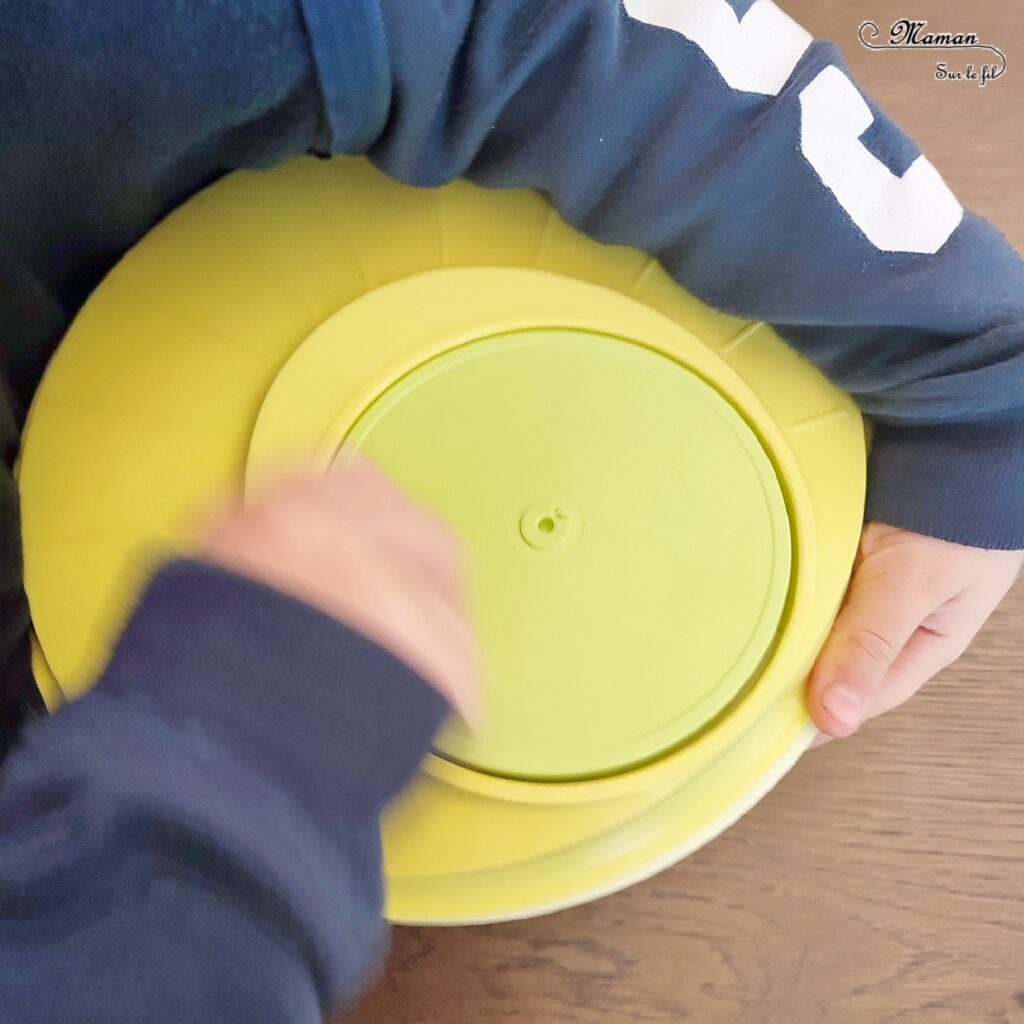 Activité créative et manuelle enfants - Peindre des boules de Noël avec une essoreuse à salade - Technique de peinture rigolote et ludique - Découpage de papier - Décorations et suspensions pour le sapin de Noël ou pour l'hiver - Arts visuels - Bricolage - Thème Hiver, Noël, sapins - Bricolage facile et rapide - Arts visuels et atelier Maternelle et élémentaire - Créativité - Cycle 1 ou 2 - tutoriel photos - mslf