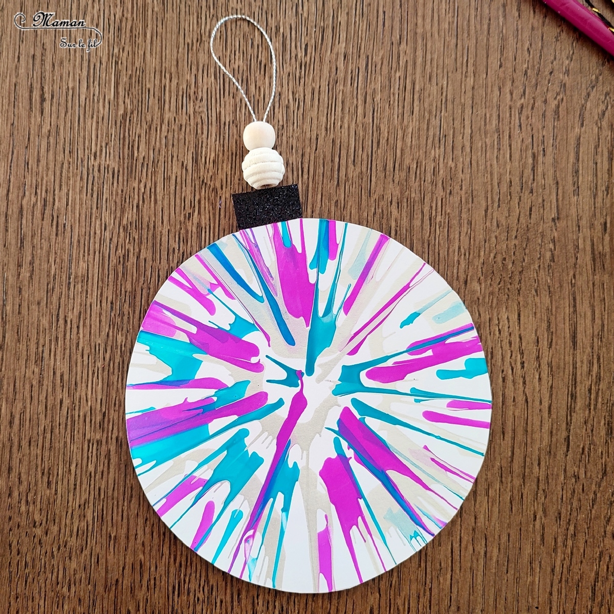 Peindre des boules de Noël à l'essoreuse à salade Activité - Maman 