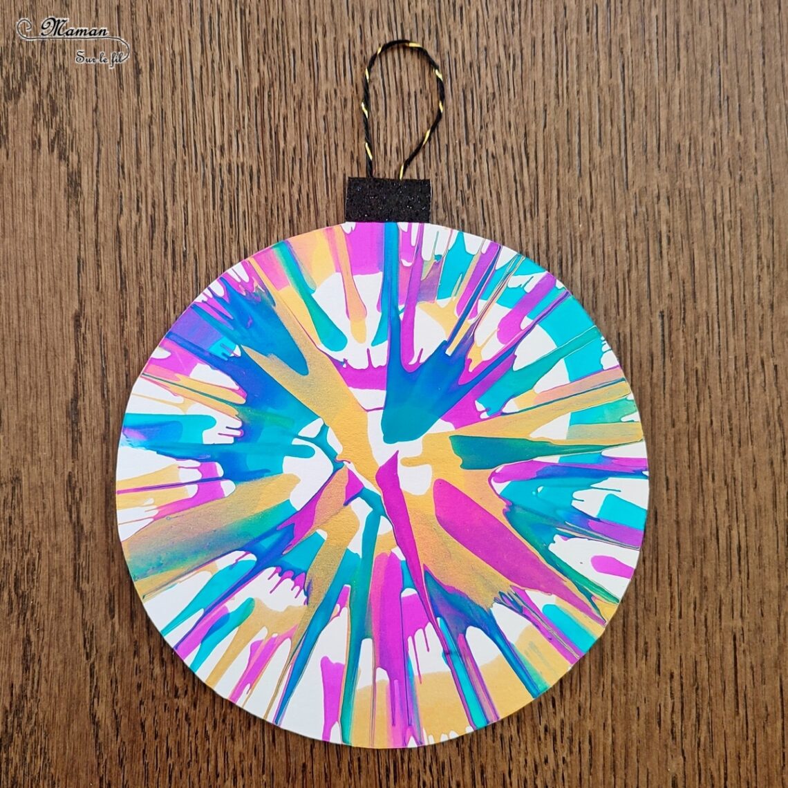 Peindre des boules de Noël à l'essoreuse à salade Activité - Maman 