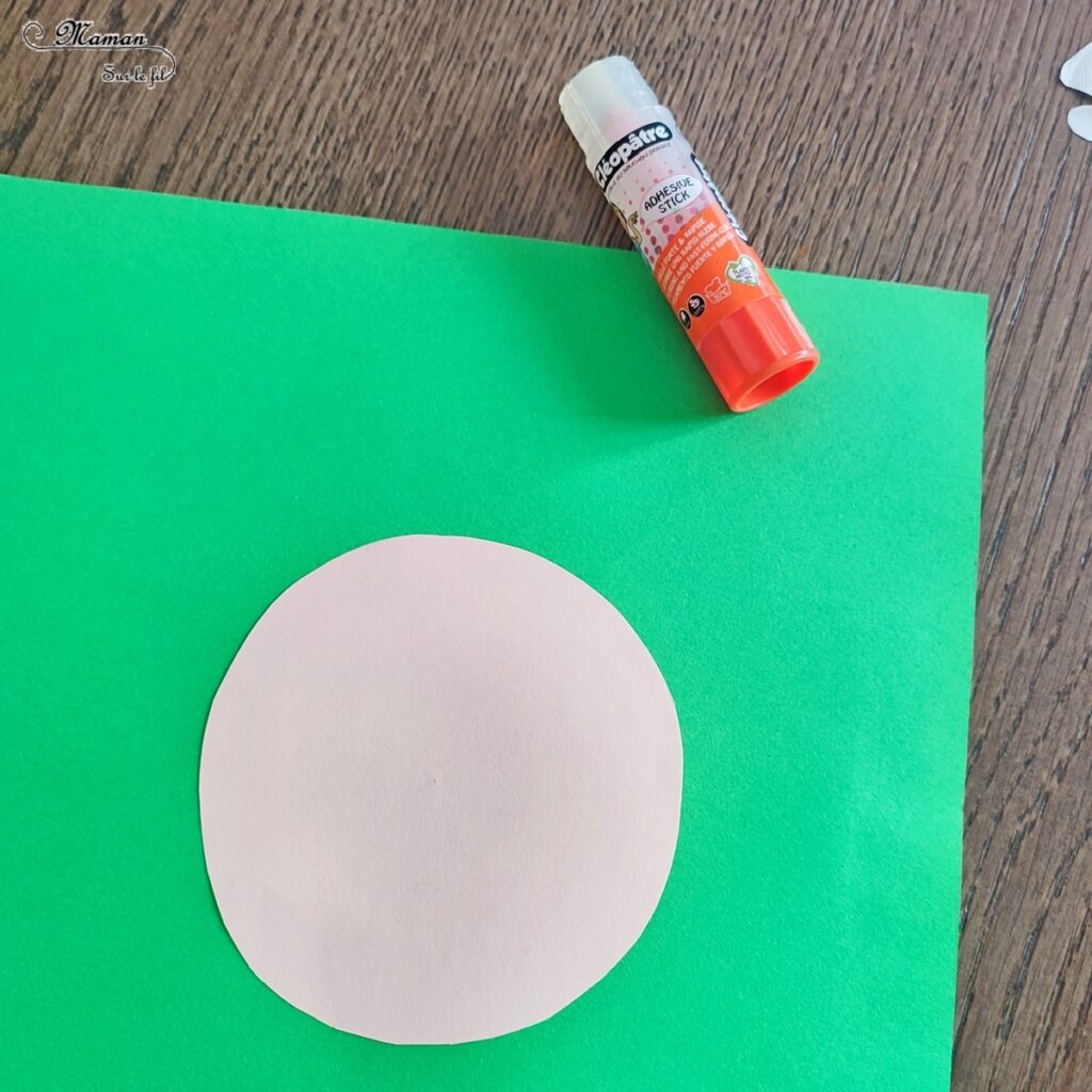 Activité créative et manuelle enfants - Créer un Père Noël avec des napperons de papier - Découpage, collage et dessin - Récup', surcyclage et recyclage des chutes de papier - Arts visuels - Bricolage - Thème Avent, Noël - Bricolage facile et rapide - Arts visuels et atelier Maternelle et élémentaire - Créativité - Cycle 1 ou 2 - tutoriel photos - mslf