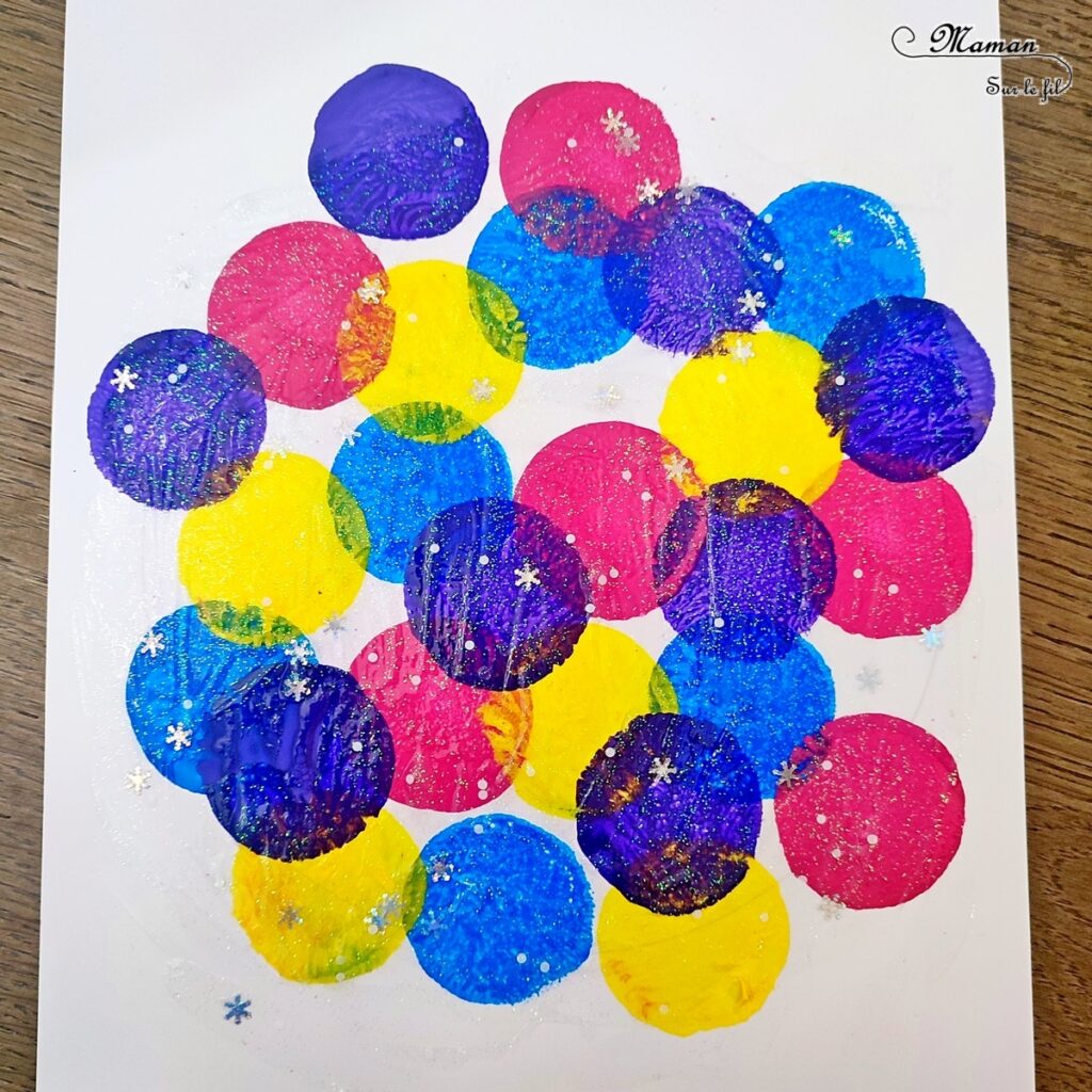 Activité créative, manuelle enfants - Roue de sapins perforés qui changent de couleurs - Papier et système qui tournent au dos - Perforatrice et peinture au tampon - Gel pailleté - Décorations, boules qui changent de couleurs - Jeu et atelier DIY - Pour patienter avant Noël - Récup' - Arts visuels - Thème hiver, Avent, Noël, sapins - Bricolage facile - Arts visuels et atelier Maternelle et élémentaire - Créativité - Cycle 1 ou 2 - tutoriel photos et vidéo - mslf