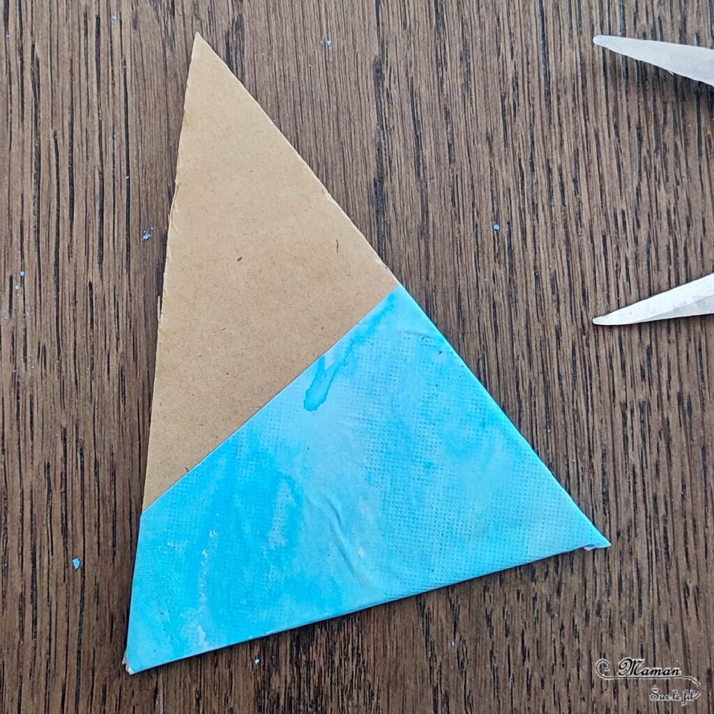 Activité créative et manuelle enfants - Fabriquer des sapins hivernaux et délicats avec des napperons et de la récup' - Peinture, découpage, collage - Couleurs hivernales Bleu et blanc - Récup', surcyclage et recyclage de carton et de bâtonnets de glace en bois - Arts visuels et Bricolage - Thème forêt, arbres, hiver, sapins, Noël - Bricolage facile et rapide - Arts visuels et atelier Maternelle et élémentaire - Créativité - Cycle 1 ou 2 - tutoriel photos - mslf