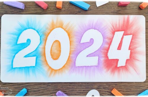 Créer une carte pour fêter une bonne année 2024 avec des pastels étalés : activité créative et manuelle enfants - Bricolage facile et rapide de cartes DIY - Carte de voeux fait maison - Découpage et technique des pastels secs étalés aux doigts pour un effet lumineux et coloré - Arts visuels et Bricolage maternelle ou élémentaire (cycles 1 et 2) - Thème Nouvelle année, bonne année, nouvel an - Créativité - tutoriel photos - mslf