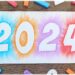 Créer une carte pour fêter une bonne année 2024 avec des pastels étalés : activité créative et manuelle enfants - Bricolage facile et rapide de cartes DIY - Carte de voeux fait maison - Découpage et technique des pastels secs étalés aux doigts pour un effet lumineux et coloré - Arts visuels et Bricolage maternelle ou élémentaire (cycles 1 et 2) - Thème Nouvelle année, bonne année, nouvel an - Créativité - tutoriel photos - mslf