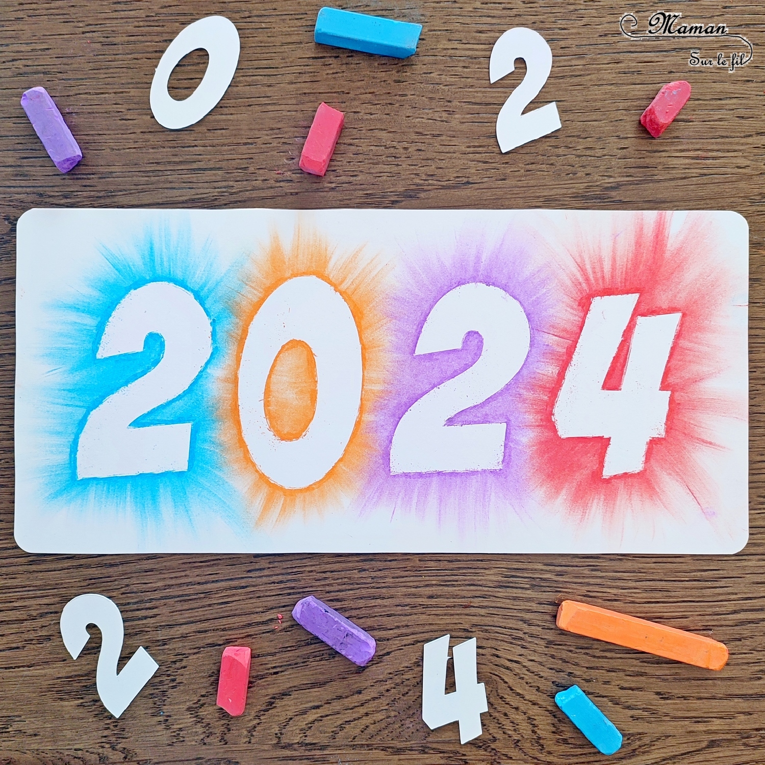 Créer une carte pour fêter une bonne année 2024 avec des pastels étalés : activité créative et manuelle enfants - Bricolage facile et rapide de cartes DIY - Carte de voeux fait maison - Découpage et technique des pastels secs étalés aux doigts pour un effet lumineux et coloré - Arts visuels et Bricolage maternelle ou élémentaire (cycles 1 et 2) - Thème Nouvelle année, bonne année, nouvel an - Créativité - tutoriel photos - mslf