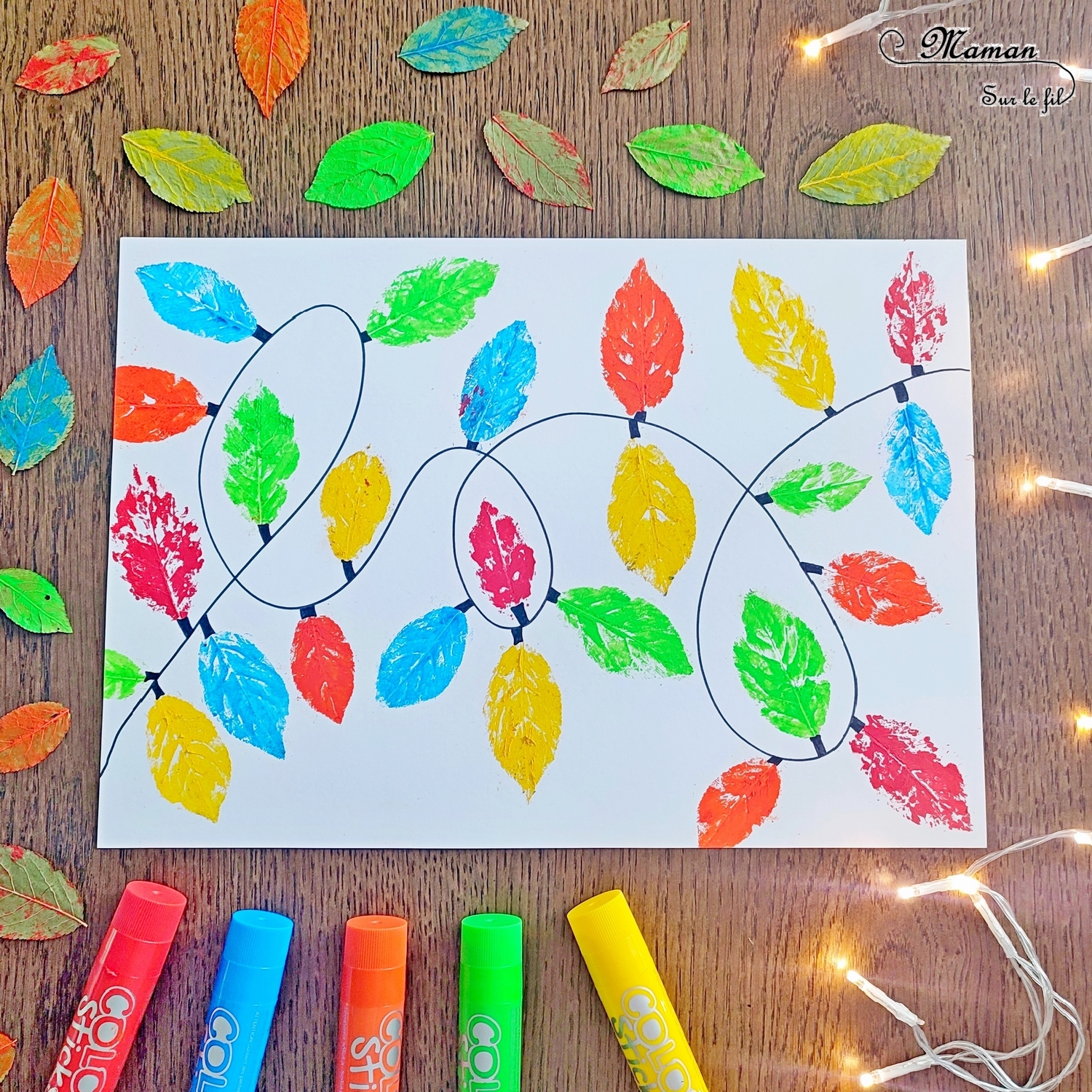 Activité créative et manuelle enfants - Peindre une guirlande lumineuse avec des empreintes de feuilles d'automne - Peinture, graphismes et dessins - Peindre une guirlande électrique avec de la gouache en stick et la nature - feuilles mortes d'automne - Activité de transition entre l'automne et Noël ou la nouvelle année - Land art, atelier nature - Arts visuels - Bricolage - Thème Décorations de Noël, arbres, feuilles, hiver, Noël, nouvel an, cartes de bonne année, de vieux - Bricolage facile et rapide - Arts visuels et atelier Maternelle et élémentaire - Créativité - Cycle 1 ou 2 - tutoriel photos - mslf