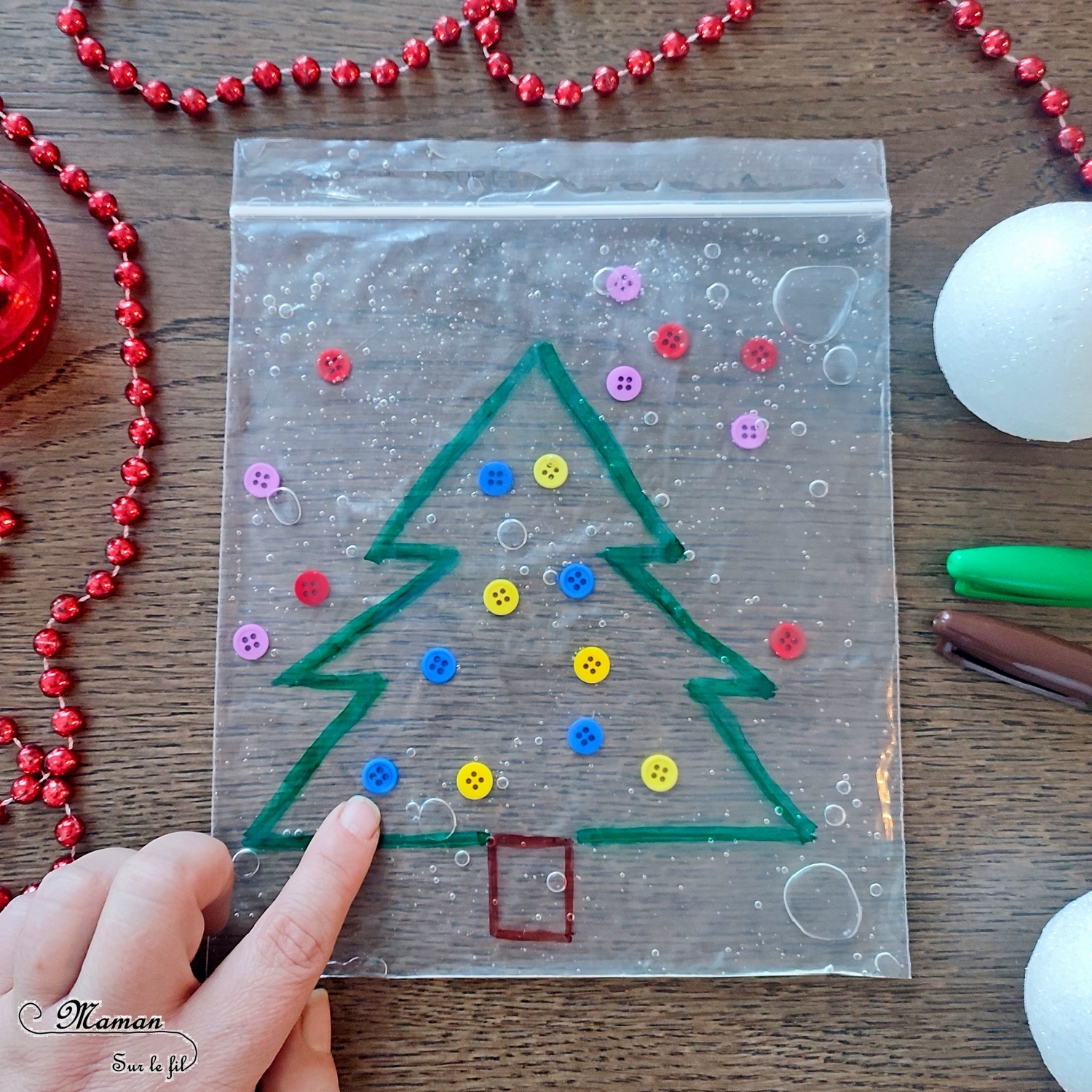 Activité créative, manuelle et sensorielle enfants - Sapin sensoriel à décorer à volonté - Sac congélation, boutons et gel à coiffer - Jeu et atelier DIY pour travailler diverses compétences : sensoriel libre, dénombrement, tri couleurs - Pour patienter avant Noël - Récup' - Arts visuels - Thème hiver, Avent, Noël, sapins - Bricolage facile - Arts visuels et atelier Maternelle et élémentaire - Créativité - Cycle 1 ou 2 - tutoriel photos et vidéo - mslf