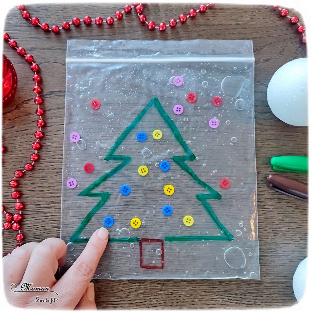 Activité créative, manuelle et sensorielle enfants - Sapin sensoriel à décorer à volonté - Sac congélation, boutons et gel à coiffer - Jeu et atelier DIY pour travailler diverses compétences : sensoriel libre, dénombrement, tri couleurs - Pour patienter avant Noël - Récup' - Arts visuels - Thème hiver, Avent, Noël, sapins - Bricolage facile - Arts visuels et atelier Maternelle et élémentaire - Créativité - Cycle 1 ou 2 - tutoriel photos et vidéo - mslf