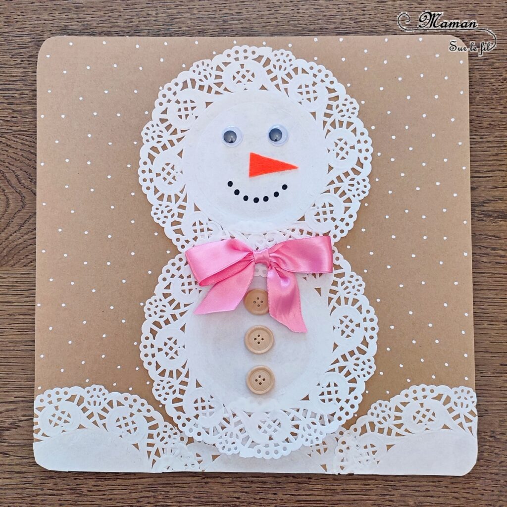 Créer un bonhomme de neige avec des napperons : activité créative, récup' et manuelle enfants - Recyclage de carton pour le fond, napperons pour le bonhomme de neige et le sol, accessoires (boutons en bois, noeud en ruban,, feutrine, yeux mobiles - découpage, collage, dessin - Bricolage sympa pour une décoration hivernale - récup' et Surcyclage - Arts visuels et Bricolage - Thème hiver, neige - Bricolage facile et rapide - Arts visuels et atelier Maternelle et élémentaire - Créativité - Cycle 1 ou 2 - tutoriel photos - mslf