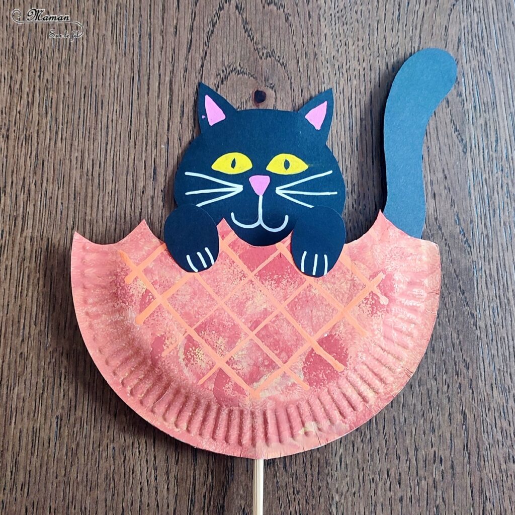 Fabriquer un chat noir qui se cache dans la galette des rois : activité créative et manuelle enfants pour fêter l'Epiphanie - Bricolage et jeu DIY rigolo et mignon - Chat qui croque la galette - Récup' Assiette en carton - Peinture, découpage, collage, dessin - Arts visuels et Bricolage maternelle ou élémentaire (cycles 1, 2 et 3) - Thème Epiphanie, Galette, animaux domestiques - Créativité - tutoriel photos et vidéo - mslf