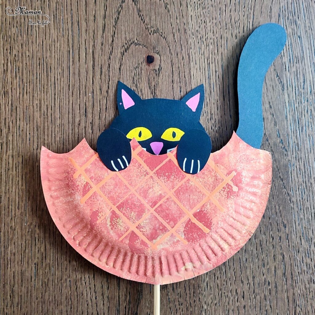 Fabriquer un chat noir qui se cache dans la galette des rois : activité créative et manuelle enfants pour fêter l'Epiphanie - Bricolage et jeu DIY rigolo et mignon - Chat qui croque la galette - Récup' Assiette en carton - Peinture, découpage, collage, dessin - Arts visuels et Bricolage maternelle ou élémentaire (cycles 1, 2 et 3) - Thème Epiphanie, Galette, animaux domestiques - Créativité - tutoriel photos et vidéo - mslf