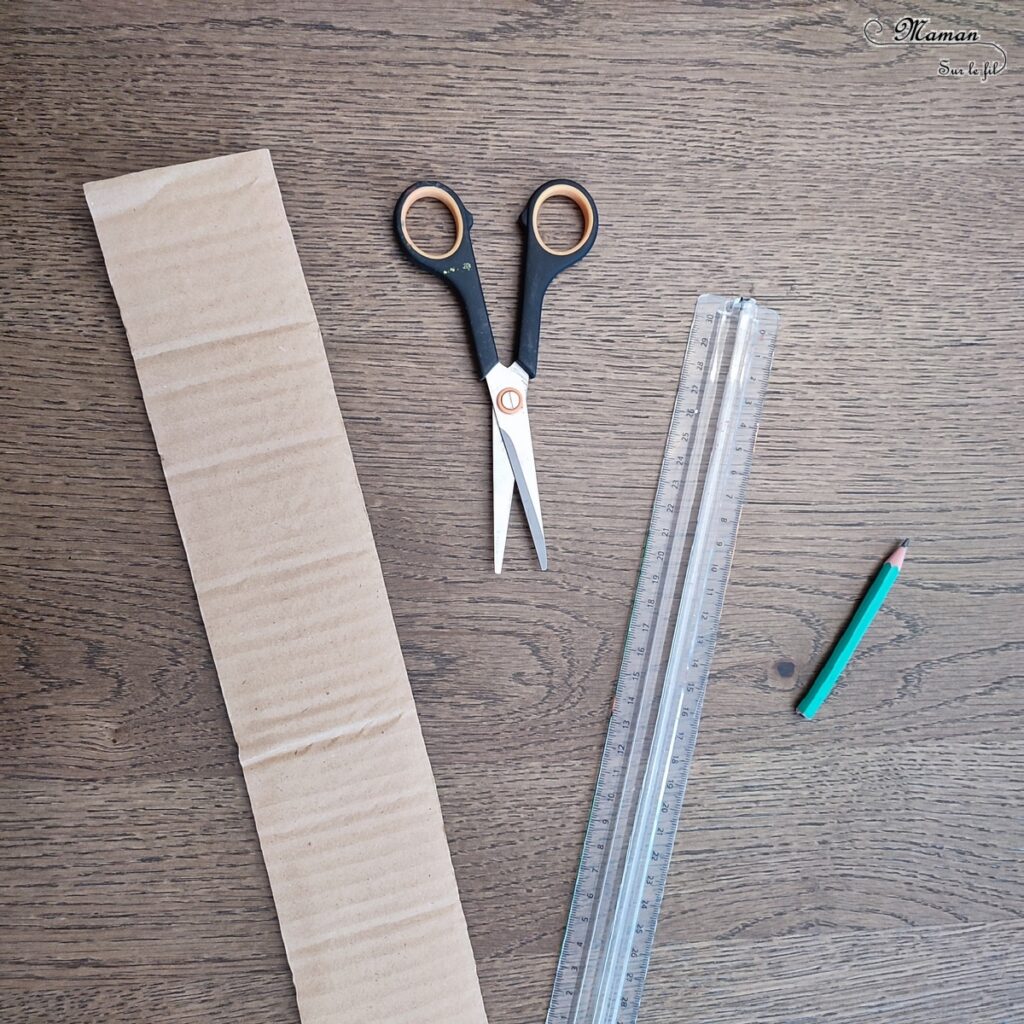 Fabriquer un bonhomme de neige avec du carton enroulé : activité créative, récup' et manuelle enfants - Recyclage de carton, peinture, paillettes, motricité fine - Bricolage sympa pour une décoration hivernale - Boutons, papier, bâtons et feutrine pour les accessoires - Surcyclage - Arts visuels et Bricolage - Thème hiver, neige - Bricolage facile et rapide - Arts visuels et atelier Maternelle et élémentaire - Créativité - Cycle 1 ou 2 - tutoriel photos - mslf