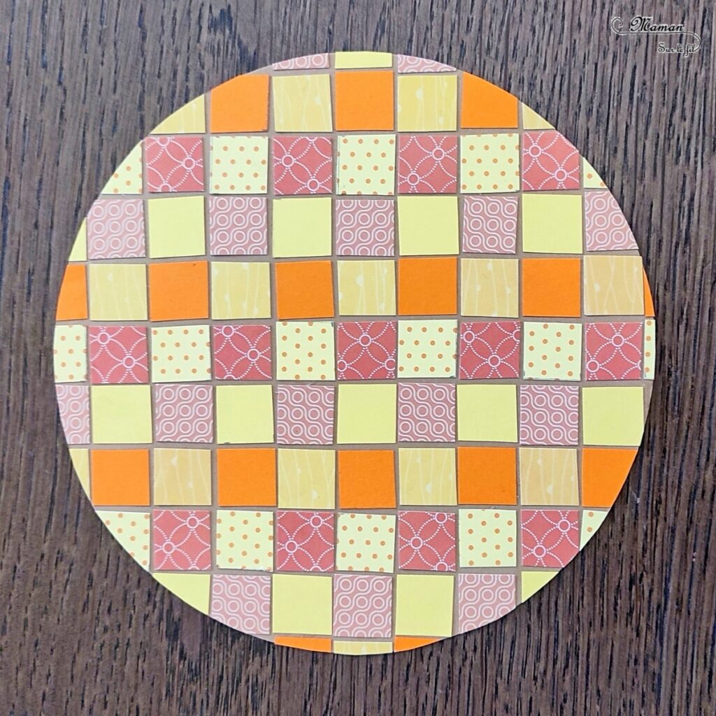 Créer une galette mignonne en mosaïque de papiers : activité créative et manuelle enfants - Géométrie, découpage, collage - Dessin, Visage rigolo et couronne - Récup' de chutes de papier, de magazines et de couronnes de l'épiphanie - Arts visuels et Bricolage maternelle ou élémentaire (cycles 1, 2 et 3) - Thème Epiphanie, Galette, Fête des rois - Créativité - tutoriel photos - mslf