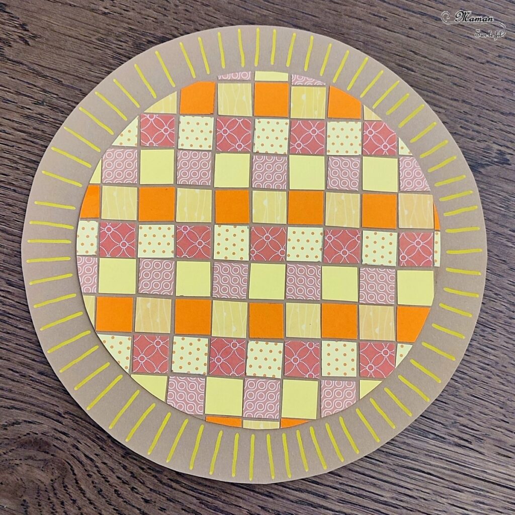 Créer une galette mignonne en mosaïque de papiers : activité créative et manuelle enfants - Géométrie, découpage, collage - Dessin, Visage rigolo et couronne - Récup' de chutes de papier, de magazines et de couronnes de l'épiphanie - Arts visuels et Bricolage maternelle ou élémentaire (cycles 1, 2 et 3) - Thème Epiphanie, Galette, Fête des rois - Créativité - tutoriel photos - mslf