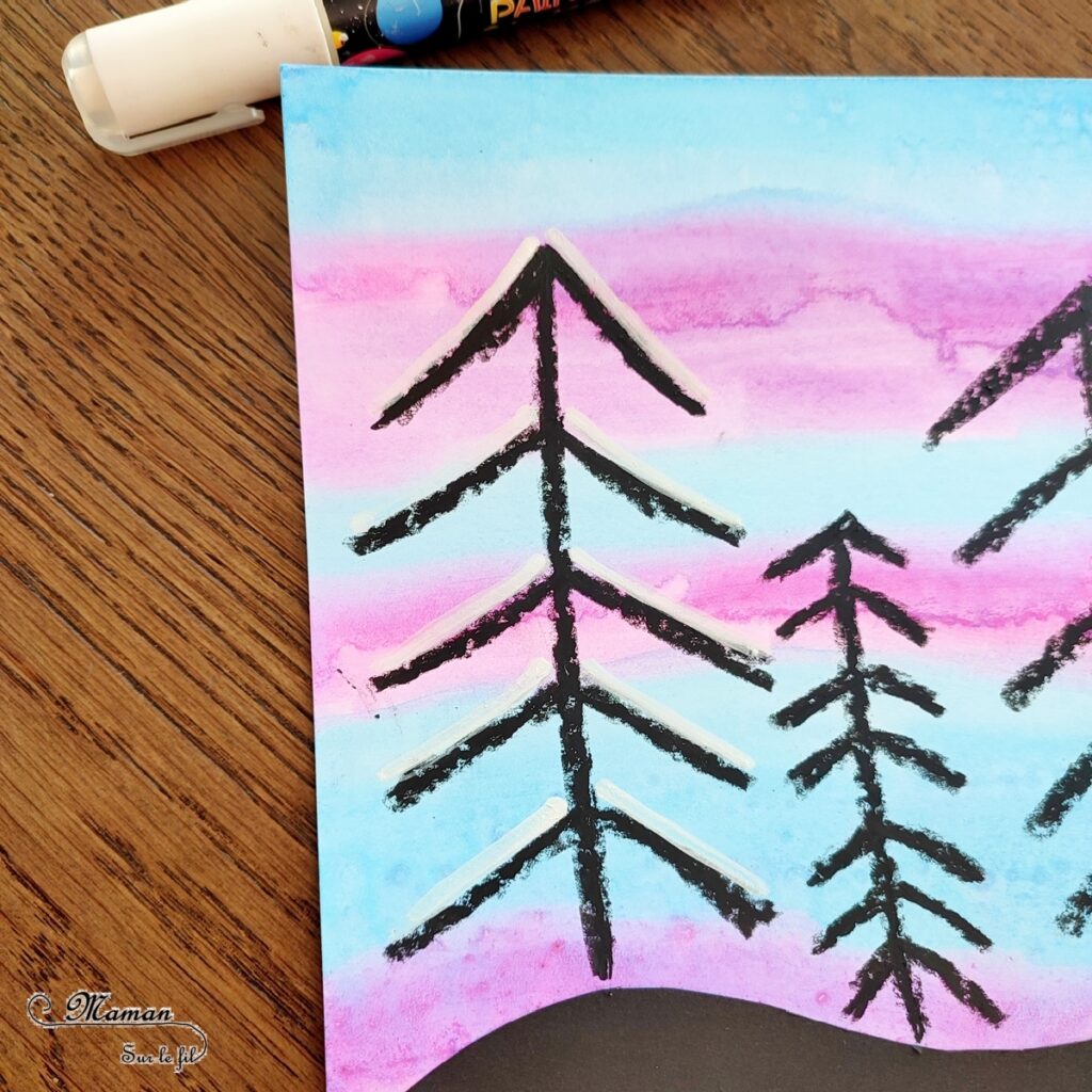 Dessiner des sapins enneigés sur fond hivernal : activité créative et manuelle enfants - Peinture type aquarelle, dessins aux pastels et aux marqueurs peinture - Peinture éclaboussée pour l'effet neige - Travail des lignes obliques en maternelle - Graphismes - Découpage, collage - Bricolage sympa pour une décoration hivernale - Arts visuels et Bricolage - Thème hiver, neige, arbres, paysages, nuit - Arts visuels et atelier Maternelle et élémentaire - Créativité - Cycle 1 ou 2 - tutoriel photos - mslf