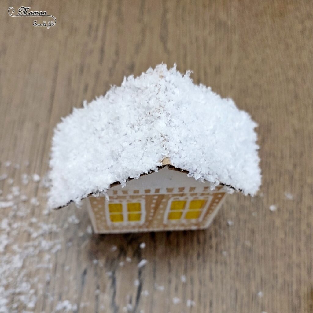 Fabriquer un village d'hiver en bois et récup' : activité créative, récup' et manuelle enfants - Bricolage et décoration facile à faire - Recyclage, surcyclage de carton - Maisons en bois avec toit enneigé en carton - Découpage, collage, fausse neige - Dessins et graphismes blancs - Bricolage sympa pour une décoration hivernale - Arts visuels et Bricolage - Thème hiver, neige, nuit - Arts visuels et atelier Maternelle et élémentaire - Créativité - Cycle 1 ou 2 - tutoriel photos - mslf