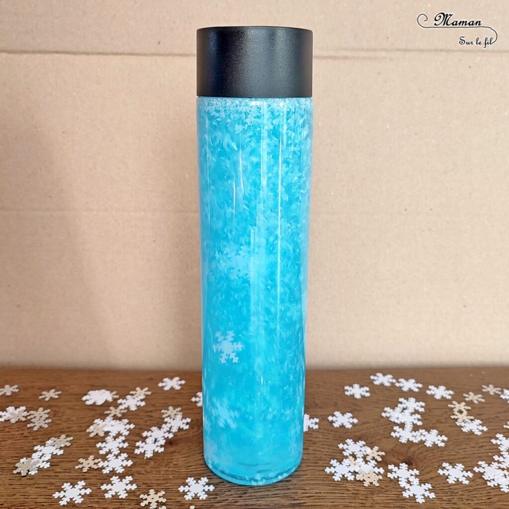 Activité créative et manuelle enfants - Fabriquer une bouteille sensorielle hivernale avec de la fausse neige et des flocons - Glycérine et poudre de mica pour effet boule à neige et psychédélique, magique - Thème Hiver - Bleu et blanc - Paillettes - Bricolage et décoration facile et rapide - Jeu DIY pour retour au calme - Pour tout petits et atelier Maternelle et élémentaire - Créativité - Cycle 1 ou 2 - tutoriel photos et vidéo - mslf