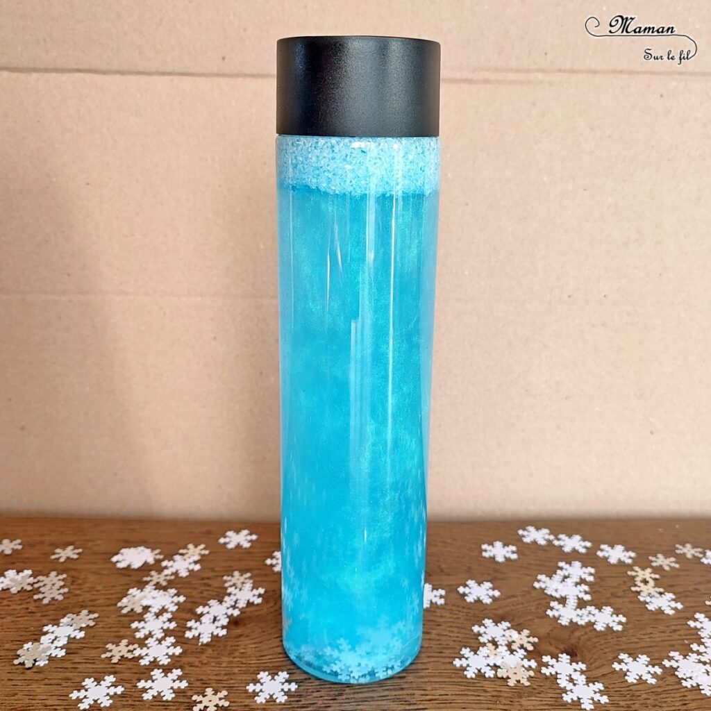 Activité créative et manuelle enfants - Fabriquer une bouteille sensorielle hivernale avec de la fausse neige et des flocons - Glycérine et poudre de mica pour effet boule à neige et psychédélique, magique - Thème Hiver - Bleu et blanc - Paillettes - Bricolage et décoration facile et rapide - Jeu DIY pour retour au calme - Pour tout petits et atelier Maternelle et élémentaire - Créativité - Cycle 1 ou 2 - tutoriel photos et vidéo - mslf