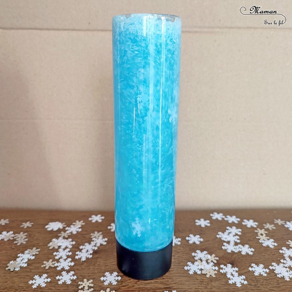 Activité créative et manuelle enfants - Fabriquer une bouteille sensorielle hivernale avec de la fausse neige et des flocons - Glycérine et poudre de mica pour effet boule à neige et psychédélique, magique - Thème Hiver - Bleu et blanc - Paillettes - Bricolage et décoration facile et rapide - Jeu DIY pour retour au calme - Pour tout petits et atelier Maternelle et élémentaire - Créativité - Cycle 1 ou 2 - tutoriel photos et vidéo - mslf