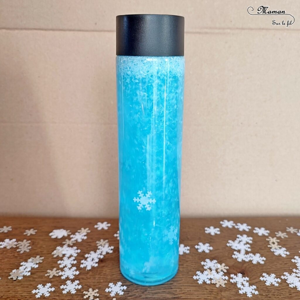 Activité créative et manuelle enfants - Fabriquer une bouteille sensorielle hivernale avec de la fausse neige et des flocons - Glycérine et poudre de mica pour effet boule à neige et psychédélique, magique - Thème Hiver - Bleu et blanc - Paillettes - Bricolage et décoration facile et rapide - Jeu DIY pour retour au calme - Pour tout petits et atelier Maternelle et élémentaire - Créativité - Cycle 1 ou 2 - tutoriel photos et vidéo - mslf