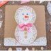 Créer un bonhomme de neige avec des napperons : activité créative, récup' et manuelle enfants - Recyclage de carton pour le fond, napperons pour le bonhomme de neige et le sol, accessoires (boutons en bois, noeud en ruban,, feutrine, yeux mobiles - découpage, collage, dessin - Bricolage sympa pour une décoration hivernale - récup' et Surcyclage - Arts visuels et Bricolage - Thème hiver, neige - Bricolage facile et rapide - Arts visuels et atelier Maternelle et élémentaire - Créativité - Cycle 1 ou 2 - tutoriel photos - mslf