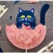 Fabriquer un chat noir qui se cache dans la galette des rois : activité créative et manuelle enfants pour fêter l'Epiphanie - Bricolage et jeu DIY rigolo et mignon - Chat qui croque la galette - Récup' Assiette en carton - Peinture, découpage, collage, dessin - Arts visuels et Bricolage maternelle ou élémentaire (cycles 1, 2 et 3) - Thème Epiphanie, Galette, animaux domestiques - Créativité - tutoriel photos et vidéo - mslf