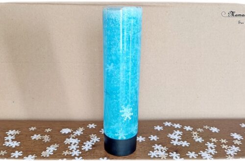 Activité créative et manuelle enfants - Fabriquer une bouteille sensorielle hivernale avec de la fausse neige et des flocons - Glycérine et poudre de mica pour effet boule à neige et psychédélique, magique - Thème Hiver - Bleu et blanc - Paillettes - Bricolage et décoration facile et rapide - Jeu DIY pour retour au calme - Pour tout petits et atelier Maternelle et élémentaire - Créativité - Cycle 1 ou 2 - tutoriel photos et vidéo - mslf