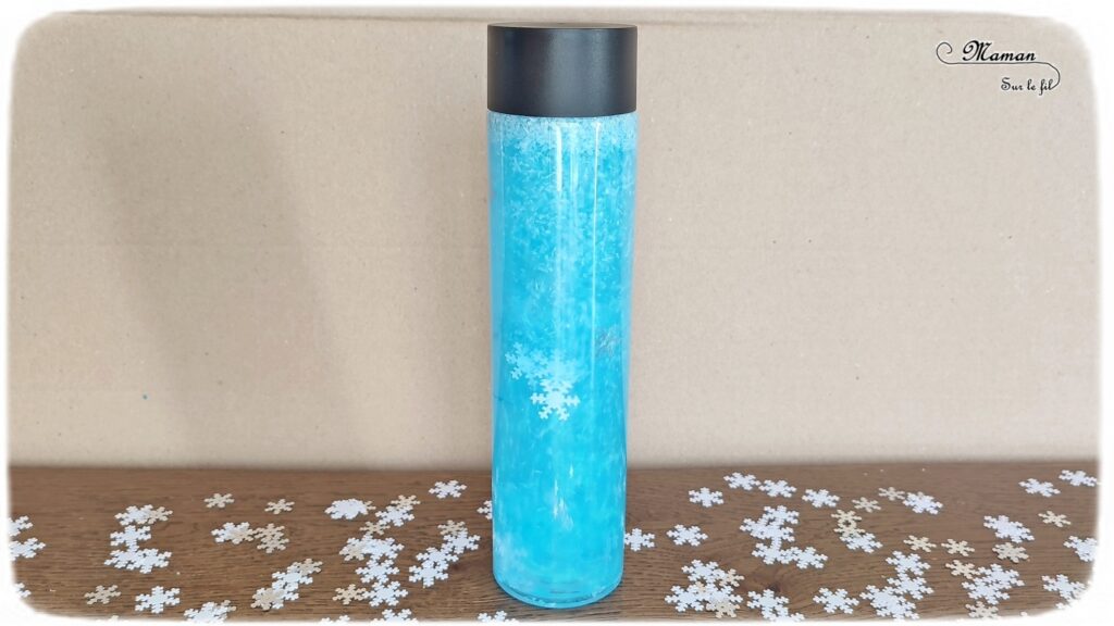 Activité créative et manuelle enfants - Fabriquer une bouteille sensorielle hivernale avec de la fausse neige et des flocons - Glycérine et poudre de mica pour effet boule à neige et psychédélique, magique - Thème Hiver - Bleu et blanc - Paillettes - Bricolage et décoration facile et rapide - Jeu DIY pour retour au calme - Pour tout petits et atelier Maternelle et élémentaire - Créativité - Cycle 1 ou 2 - tutoriel photos et vidéo - mslf