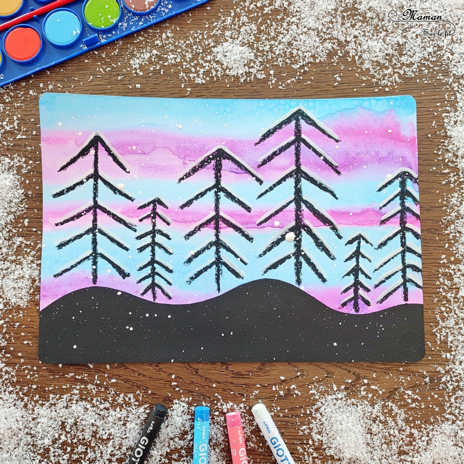 Dessiner des sapins enneigés sur fond hivernal : activité créative et manuelle enfants - Peinture type aquarelle, dessins aux pastels et aux marqueurs peinture - Peinture éclaboussée pour l'effet neige - Travail des lignes obliques en maternelle - Graphismes - Découpage, collage - Bricolage sympa pour une décoration hivernale - Arts visuels et Bricolage - Thème hiver, neige, arbres, paysages, nuit - Arts visuels et atelier Maternelle et élémentaire - Créativité - Cycle 1 ou 2 - tutoriel photos - mslf