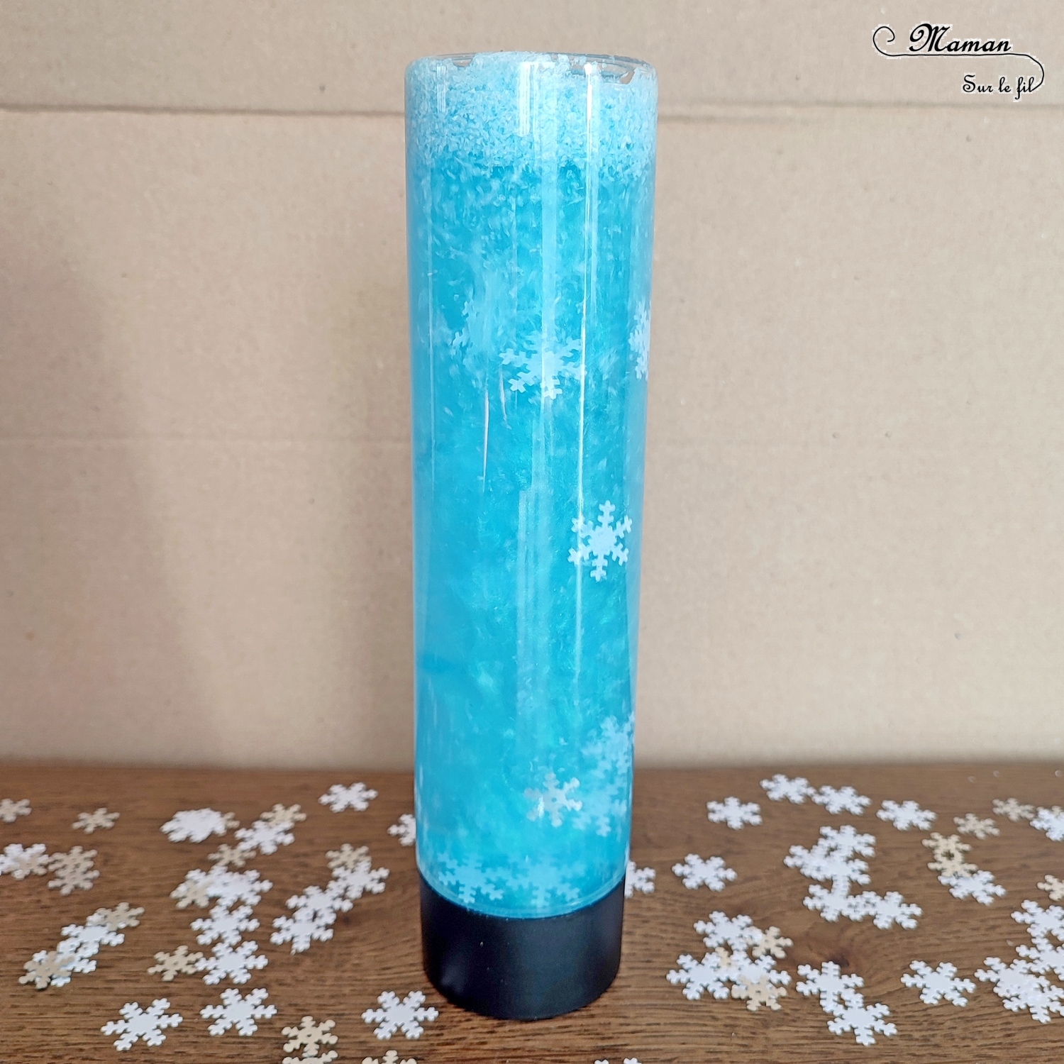 Activité créative et manuelle enfants - Fabriquer une bouteille sensorielle hivernale avec de la fausse neige et des flocons - Glycérine et poudre de mica pour effet boule à neige et psychédélique, magique - Thème Hiver - Bleu et blanc - Paillettes - Bricolage et décoration facile et rapide - Jeu DIY pour retour au calme - Pour tout petits et atelier Maternelle et élémentaire - Créativité - Cycle 1 ou 2 - tutoriel photos et vidéo - mslf