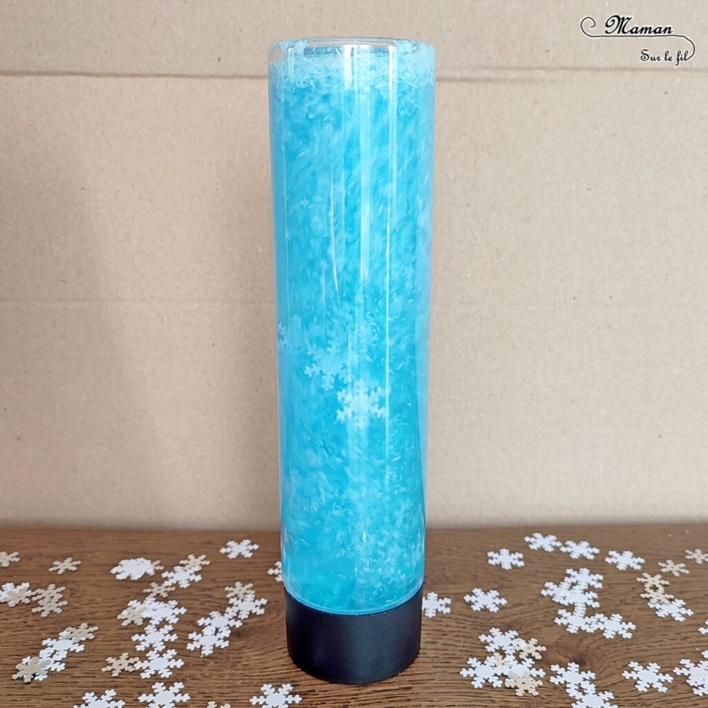 Activité créative et manuelle enfants - Fabriquer une bouteille sensorielle hivernale avec de la fausse neige et des flocons - Glycérine et poudre de mica pour effet boule à neige et psychédélique, magique - Thème Hiver - Bleu et blanc - Paillettes - Bricolage et décoration facile et rapide - Jeu DIY pour retour au calme - Pour tout petits et atelier Maternelle et élémentaire - Créativité - Cycle 1 ou 2 - tutoriel photos et vidéo - mslf