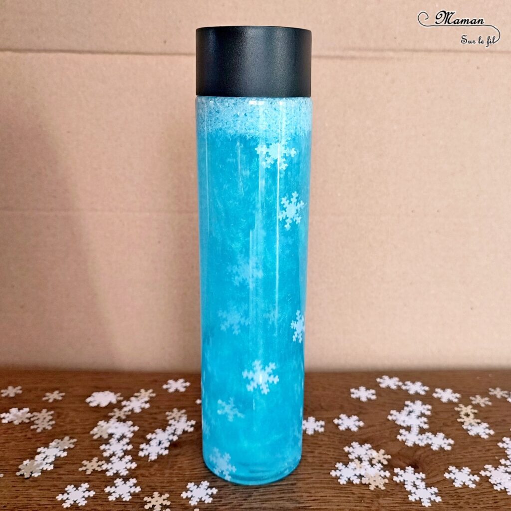 Activité créative et manuelle enfants - Fabriquer une bouteille sensorielle hivernale avec de la fausse neige et des flocons - Glycérine et poudre de mica pour effet boule à neige et psychédélique, magique - Thème Hiver - Bleu et blanc - Paillettes - Bricolage et décoration facile et rapide - Jeu DIY pour retour au calme - Pour tout petits et atelier Maternelle et élémentaire - Créativité - Cycle 1 ou 2 - tutoriel photos et vidéo - mslf