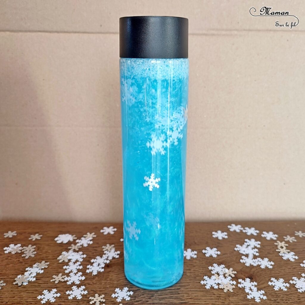 Activité créative et manuelle enfants - Fabriquer une bouteille sensorielle hivernale avec de la fausse neige et des flocons - Glycérine et poudre de mica pour effet boule à neige et psychédélique, magique - Thème Hiver - Bleu et blanc - Paillettes - Bricolage et décoration facile et rapide - Jeu DIY pour retour au calme - Pour tout petits et atelier Maternelle et élémentaire - Créativité - Cycle 1 ou 2 - tutoriel photos et vidéo - mslf