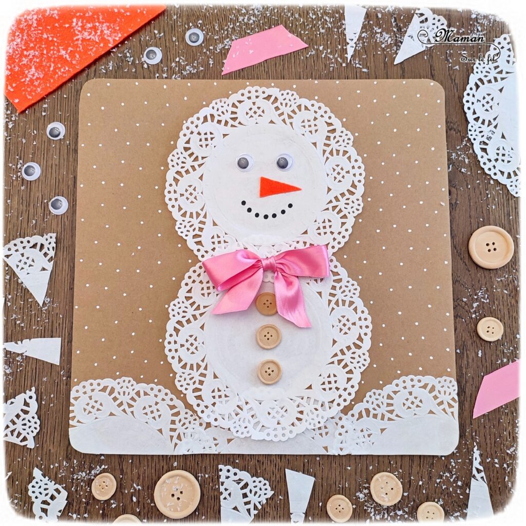 Créer un bonhomme de neige avec des napperons : activité créative, récup' et manuelle enfants - Recyclage de carton pour le fond, napperons pour le bonhomme de neige et le sol, accessoires (boutons en bois, noeud en ruban,, feutrine, yeux mobiles - découpage, collage, dessin - Bricolage sympa pour une décoration hivernale - récup' et Surcyclage - Arts visuels et Bricolage - Thème hiver, neige - Bricolage facile et rapide - Arts visuels et atelier Maternelle et élémentaire - Créativité - Cycle 1 ou 2 - tutoriel photos - mslf