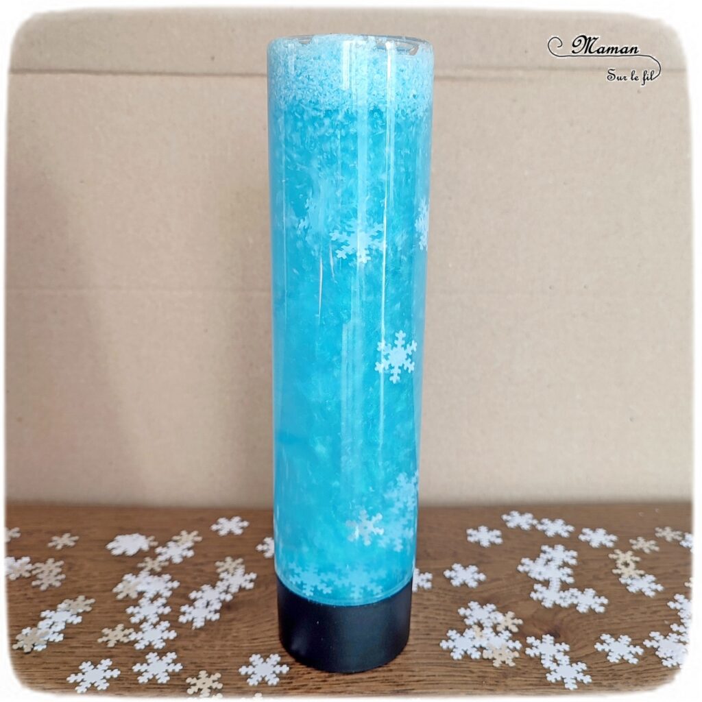 Activité créative et manuelle enfants - Fabriquer une bouteille sensorielle hivernale avec de la fausse neige et des flocons - Glycérine et poudre de mica pour effet boule à neige et psychédélique, magique - Thème Hiver - Bleu et blanc - Paillettes - Bricolage et décoration facile et rapide - Jeu DIY pour retour au calme - Pour tout petits et atelier Maternelle et élémentaire - Créativité - Cycle 1 ou 2 - tutoriel photos et vidéo - mslf