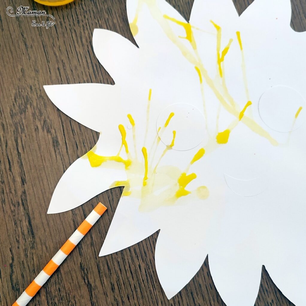 Décorer des masques à l'encre soufflée à la paille pour le carnaval : activité créative et manuelle enfants - Masques en papier cartonné (fleur et soleil) décorés avec la technique de l'encre soufflée - Pipettes et pailles - Graphismes et dessins noirs pour le contraste - Arts visuels et Bricolage maternelle ou élémentaire (cycles 1, 2) - Thème carnaval, Mardi-Gras, déguisement, printemps, fleurs, météo, soleil - Créativité - tutoriel photos - mslf