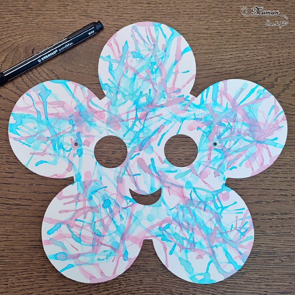 Décorer des masques à l'encre soufflée à la paille pour le carnaval : activité créative et manuelle enfants - Masques en papier cartonné (fleur et soleil) décorés avec la technique de l'encre soufflée - Pipettes et pailles - Graphismes et dessins noirs pour le contraste - Arts visuels et Bricolage maternelle ou élémentaire (cycles 1, 2) - Thème carnaval, Mardi-Gras, déguisement, printemps, fleurs, météo, soleil - Créativité - tutoriel photos - mslf