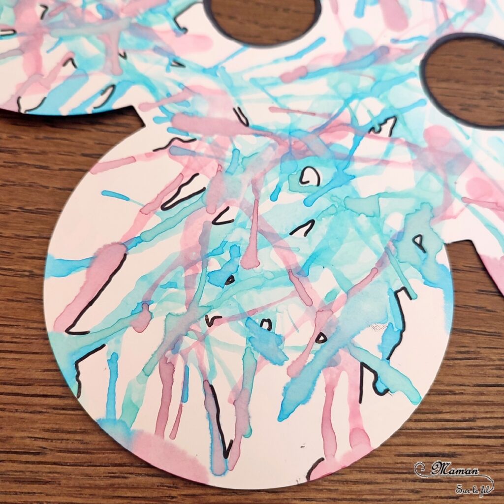 Décorer des masques à l'encre soufflée à la paille pour le carnaval : activité créative et manuelle enfants - Masques en papier cartonné (fleur et soleil) décorés avec la technique de l'encre soufflée - Pipettes et pailles - Graphismes et dessins noirs pour le contraste - Arts visuels et Bricolage maternelle ou élémentaire (cycles 1, 2) - Thème carnaval, Mardi-Gras, déguisement, printemps, fleurs, météo, soleil - Créativité - tutoriel photos - mslf