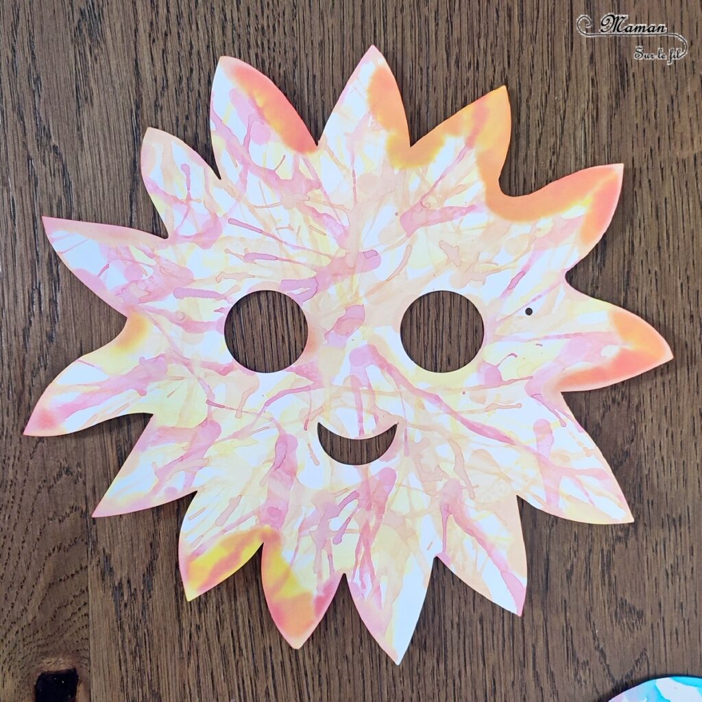 Décorer des masques à l'encre soufflée à la paille pour le carnaval : activité créative et manuelle enfants - Masques en papier cartonné (fleur et soleil) décorés avec la technique de l'encre soufflée - Pipettes et pailles - Graphismes et dessins noirs pour le contraste - Arts visuels et Bricolage maternelle ou élémentaire (cycles 1, 2) - Thème carnaval, Mardi-Gras, déguisement, printemps, fleurs, météo, soleil - Créativité - tutoriel photos - mslf