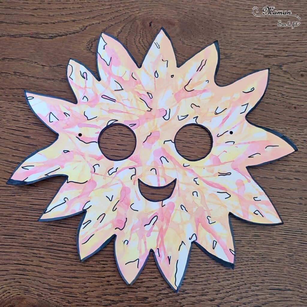 Décorer des masques à l'encre soufflée à la paille pour le carnaval : activité créative et manuelle enfants - Masques en papier cartonné (fleur et soleil) décorés avec la technique de l'encre soufflée - Pipettes et pailles - Graphismes et dessins noirs pour le contraste - Arts visuels et Bricolage maternelle ou élémentaire (cycles 1, 2) - Thème carnaval, Mardi-Gras, déguisement, printemps, fleurs, météo, soleil - Créativité - tutoriel photos - mslf